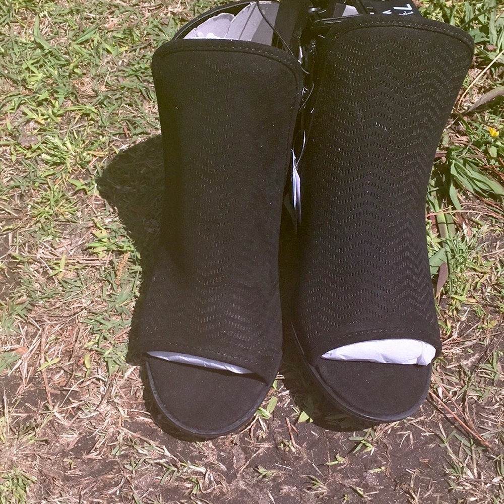 NWT Ladies Size 7.5 W & 8.5WBlack Open Toe Heals